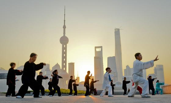 Eine Gruppe chinesischer Frühsportler vor der Skyline von Shanghai hält Geist und Seele fit: Nicht mit Sport oder Yoga, sondern mit einem Smartphone-ähnlichen Gerät will die US-Firma Thync für gute Laune sorgen. Das Gerät soll dazu elektrische Impulse zur Stimulation der Kopfhaut abgeben. Das soll den Nutzer beruhigen oder seine Laune heben, je nach Wunsch. Bilder von dem Gerät gibt es noch nicht.