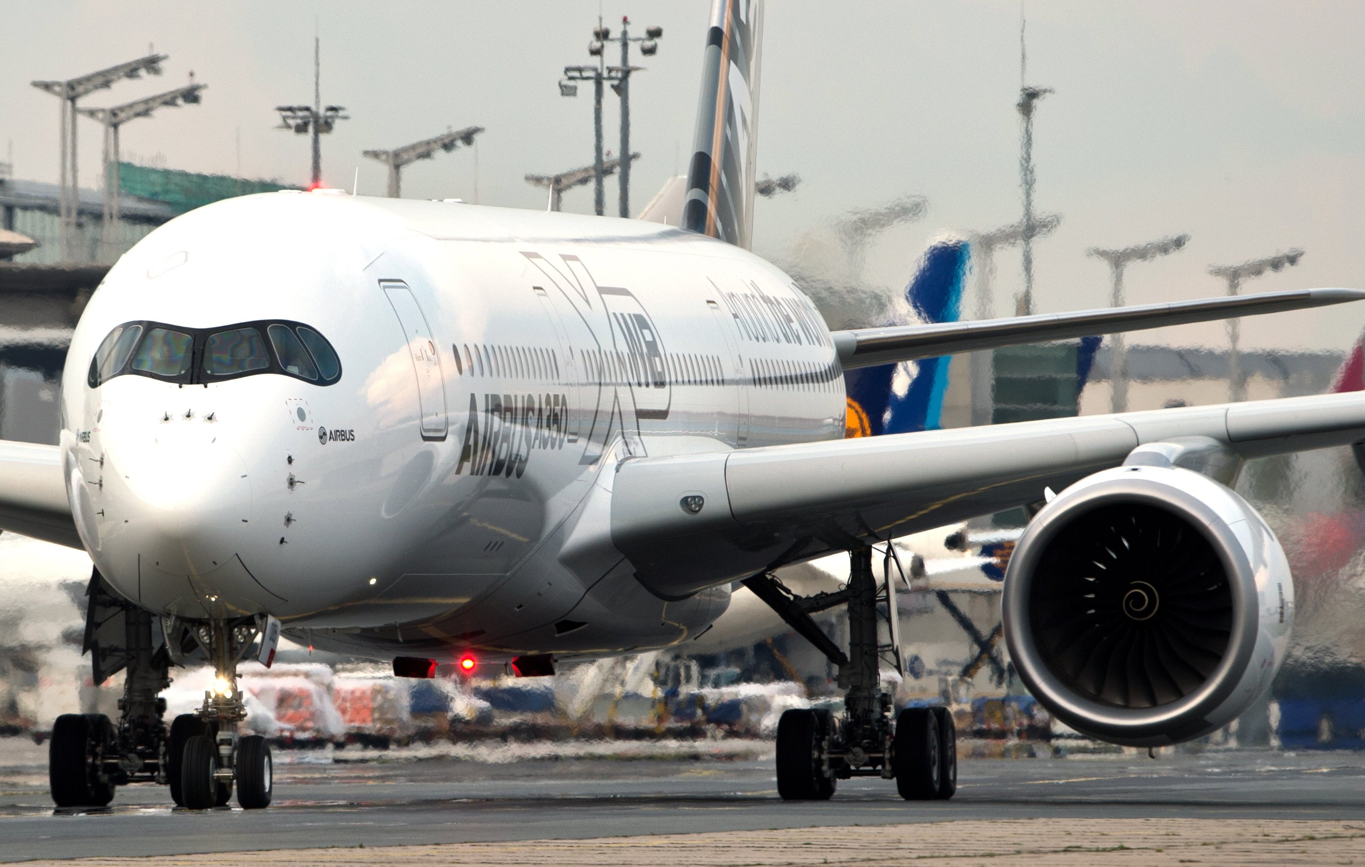 Erstlandung des neuen Airbus A350 XWB am 25. Juli 2014 in Frankfurt am Main: Das Großraumflugzeug fliegt mit Triebwerken von Rolls-Royce.