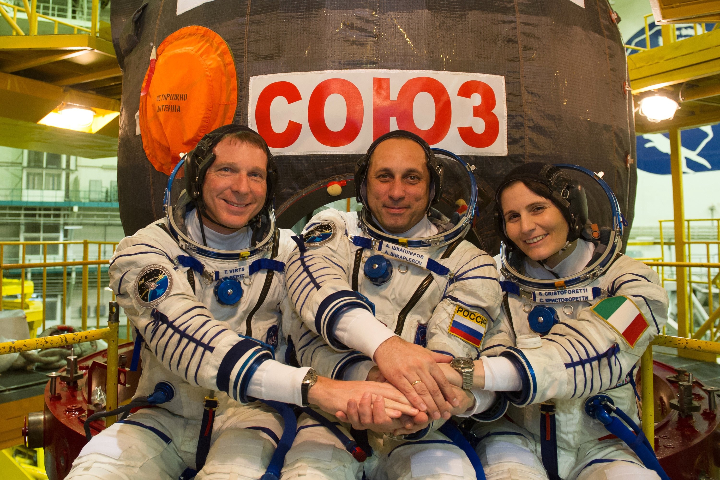 Die neuen Astronauten für die ISS vor dem Flug, vor der Sojus-Kapsel (v.l.): der Amerikaner Terry Virts, der Russe Anton Schkaplerow und die Italienerin Samantha Cristoforetti.