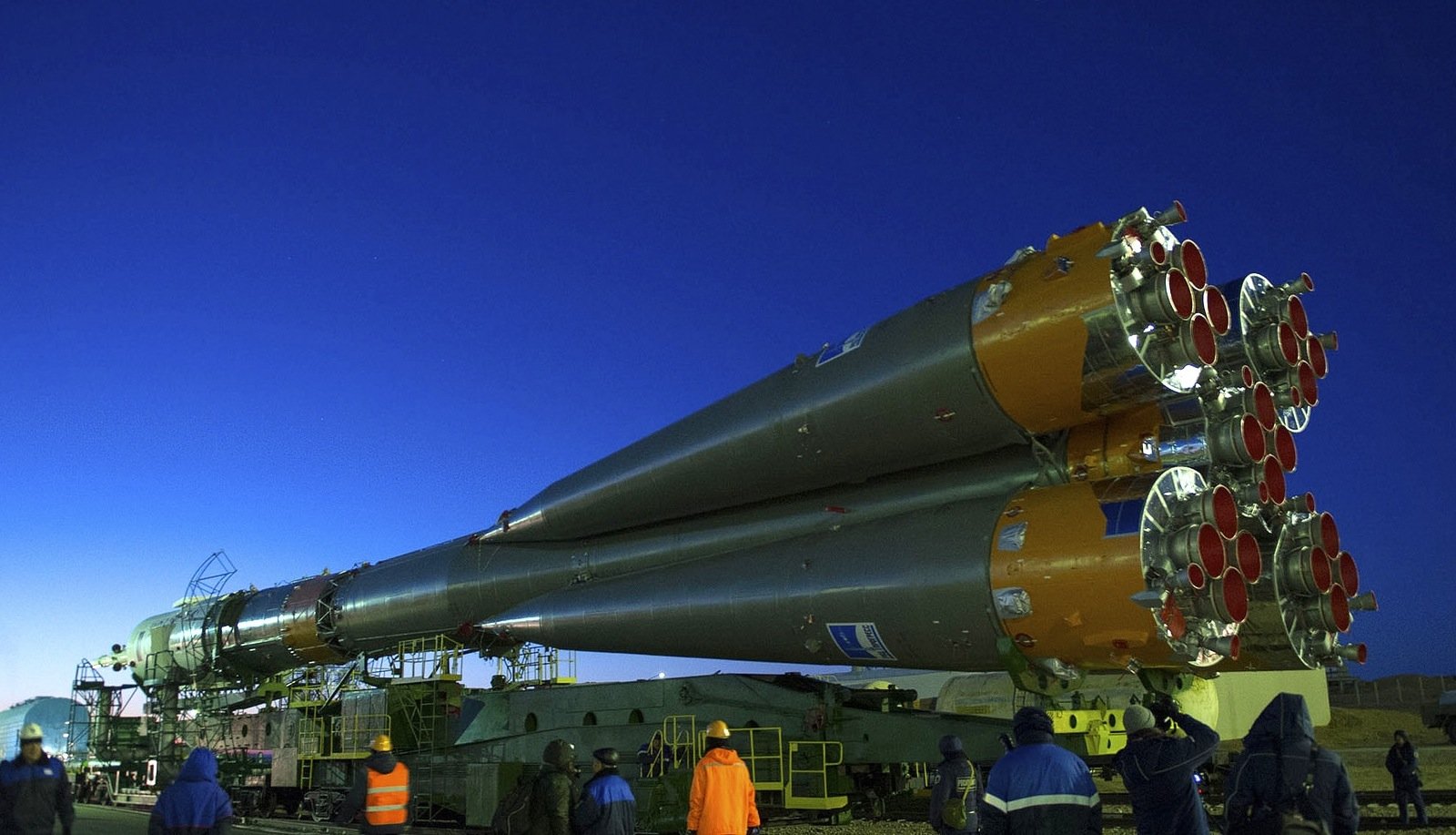 Die Trägerrakete mit der Sojuskapsel rollt zur Abschussrampe auf dem Weltraumbahnhof Baikonur.