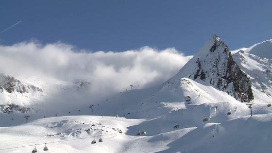 In Obergurgl ist die Skisaison eröffnet. Diesmal dient das Gebiet in Österreich auch als Freiluftlabor. Wissenschaftler wollen hier Pulverschnee in einer künstlichen Wolke erzeugen. 