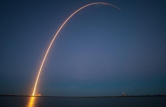 Langzeitbelichtung einer startenden Falcon-9. Bislang verglüht die Trägerrakete beim Wiedereintritt in der Erdatmosphäre. Im Dezember soll sie auf einer schwimmenden Plattform landen. 