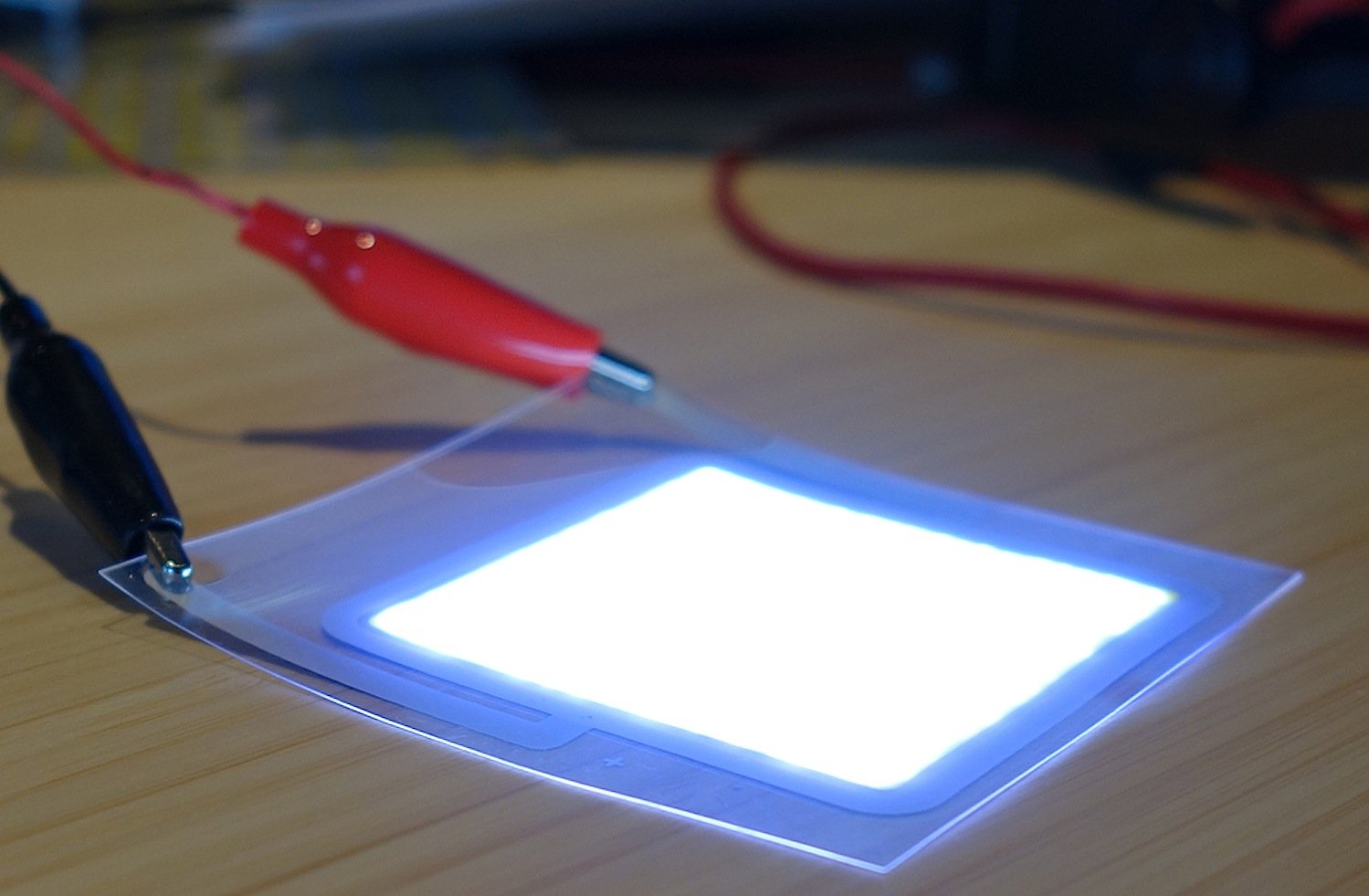 Die Erfinder des Lightpapers haben noch mit der Verteilung der LED-Tinte zu kämpfen. Bislang lässt sie sich nicht ganz gleichmäßig auf dem Trägermaterial aufbringen. 