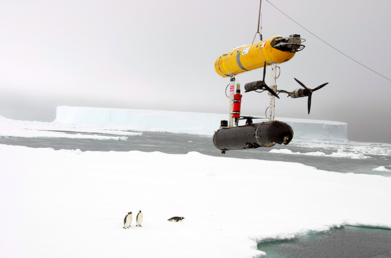 Die Wissenschaftler bereiten den 200 Kilogramm schweren Tauchroboter auf seinen Einsatz vor. Seine wichtigsten Instrumente: ein Fächersonar und ein Kamerasystem. 