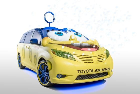 Nicht ganz ernst zu nehmen: Die SpongeBob-Edition des Toyota Multivan sieht verrückt aus, will aber eigentlich gar nicht fahren, sondern vor allem spielen und Werbung machen – für den neuen SpongeBop-Film.