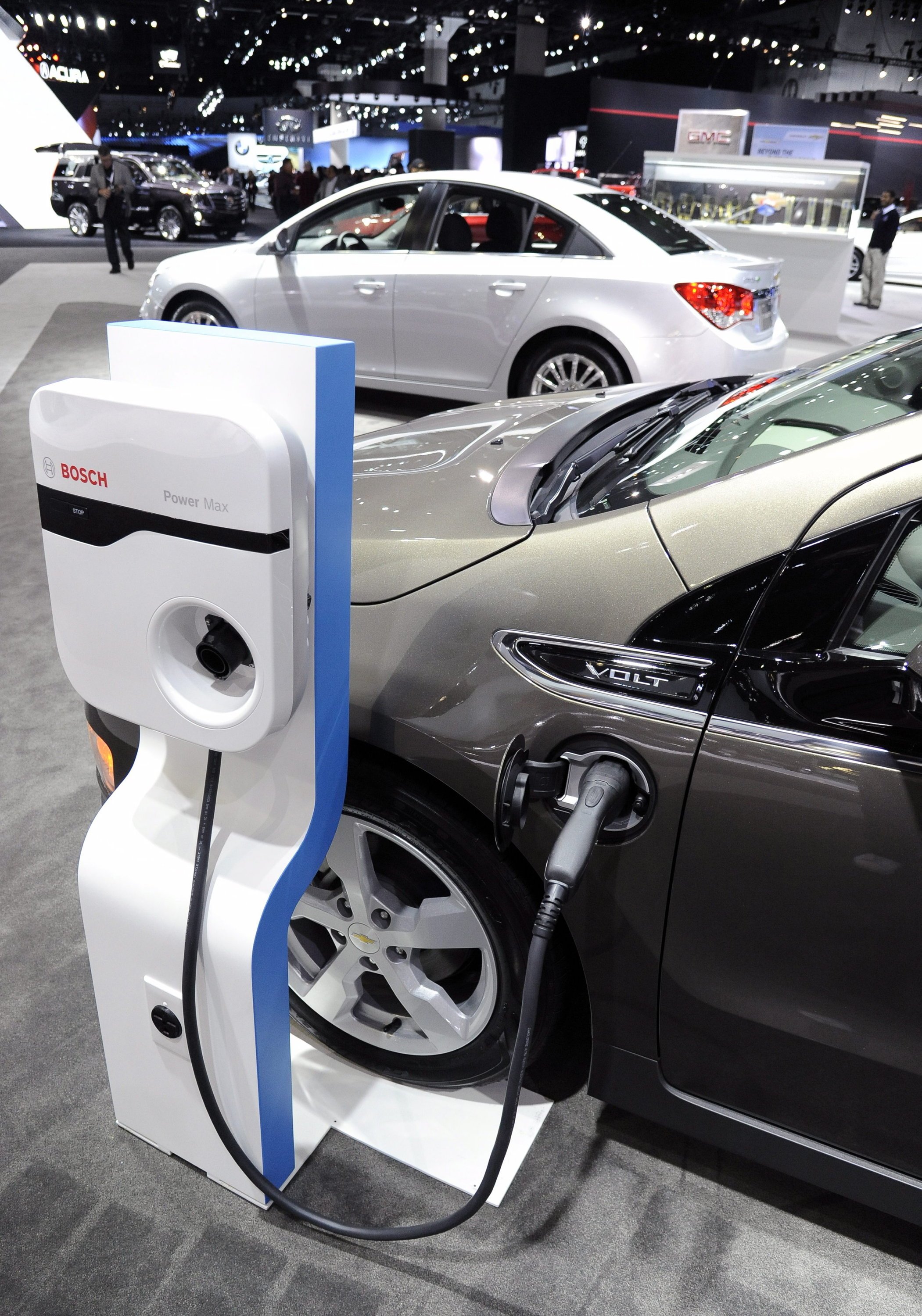 Ladetechnik von Bosch auf der LA Auto Show in Los Angeles: In Kalifornien sind Elektroautos wie der Tesla stark verbreitet. Im Bild ein Chevrolet Volt an der Ladesäule.