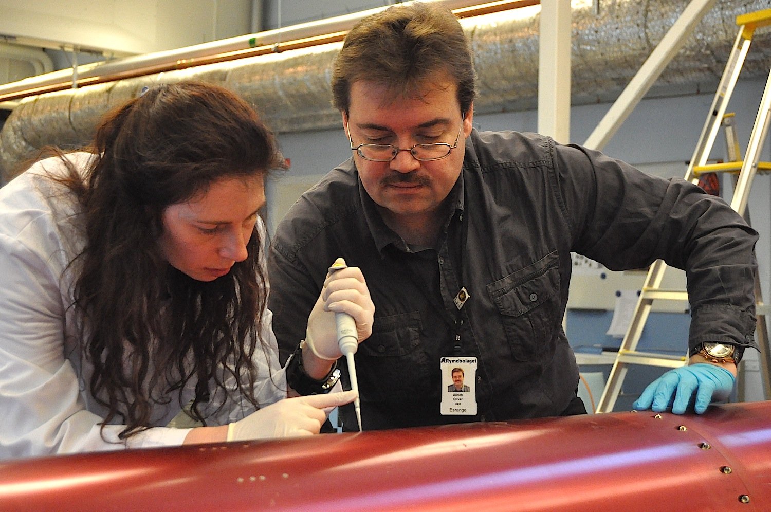 Die Forscher Cora Thiel und Oliver Ullrich bergen die DNA-Proben von der Außenseite des Nutzlastbereichs der Texus-49-Rakete.