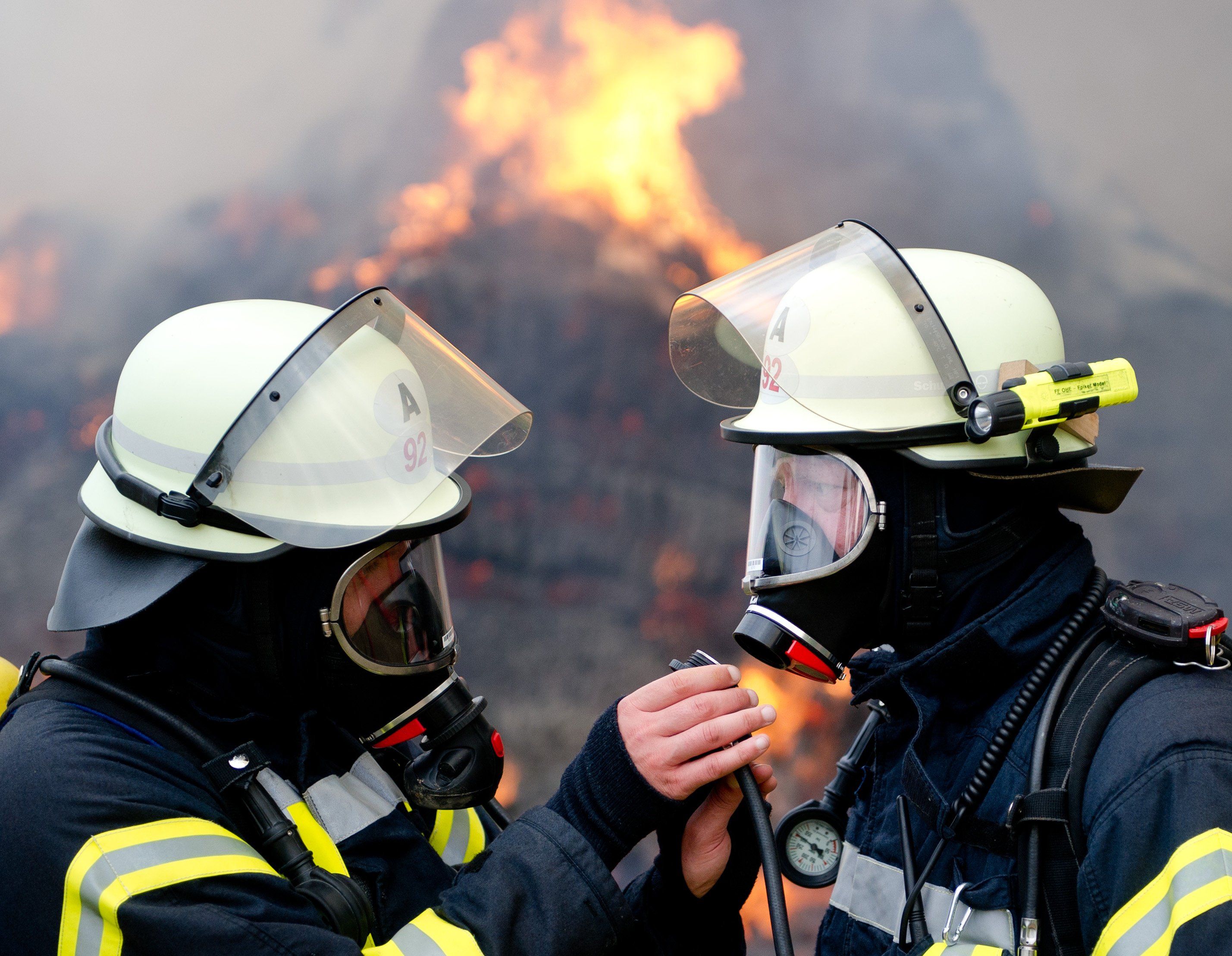 Im Brandfall ist eine Rettung über die Fenster nicht mehr möglich: Das Polystyrol schmilzt bei Hitze und tropft an den Fenstern vorbei. Ist gleichzeitig das Treppenhaus verraucht, verwandelt sich das Haus in eine Todesfalle. 