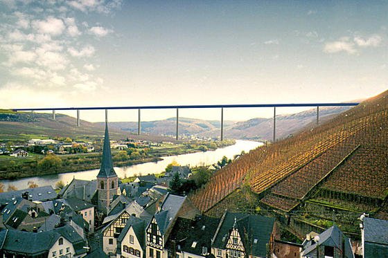 Computersimulation der Hochmoselbrücke bei Ürzig: Die Brücke wird nicht nur teurer, jetzt tauchen neue Zweifel an der Standfestigkeit der Brücke in den Steilhängen der Mosel auf.