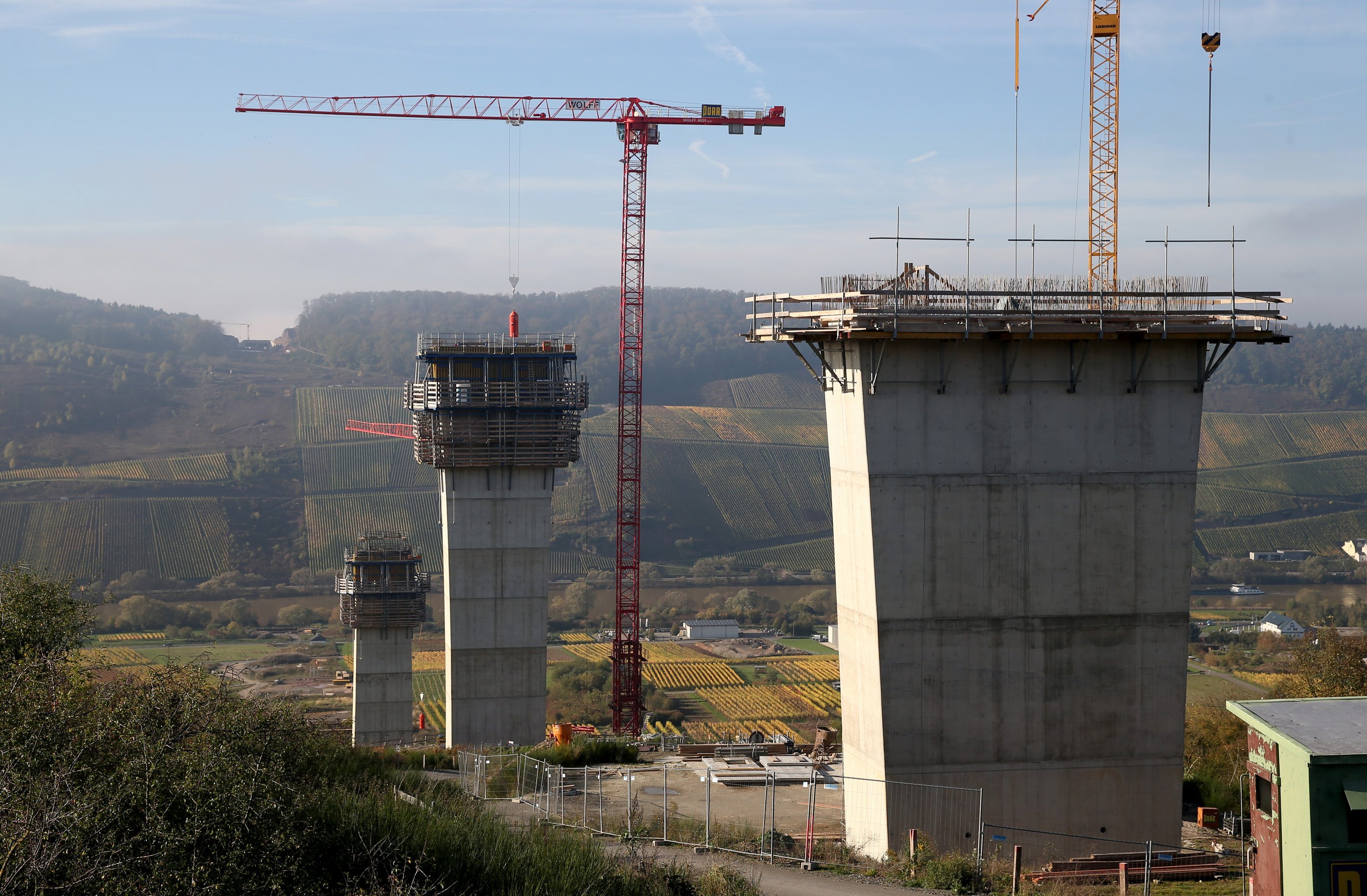 Bau der zehn Brückenpfeiler der Hochmoselbrücke, die 2018 eröffnet werden soll. Der renommierter Ingenieurgeologe Prof. Azzam von der RWTH Aachen hält die Brücke für nicht standfest. Die Steilhänge gelten als stark rutschgefährdet.