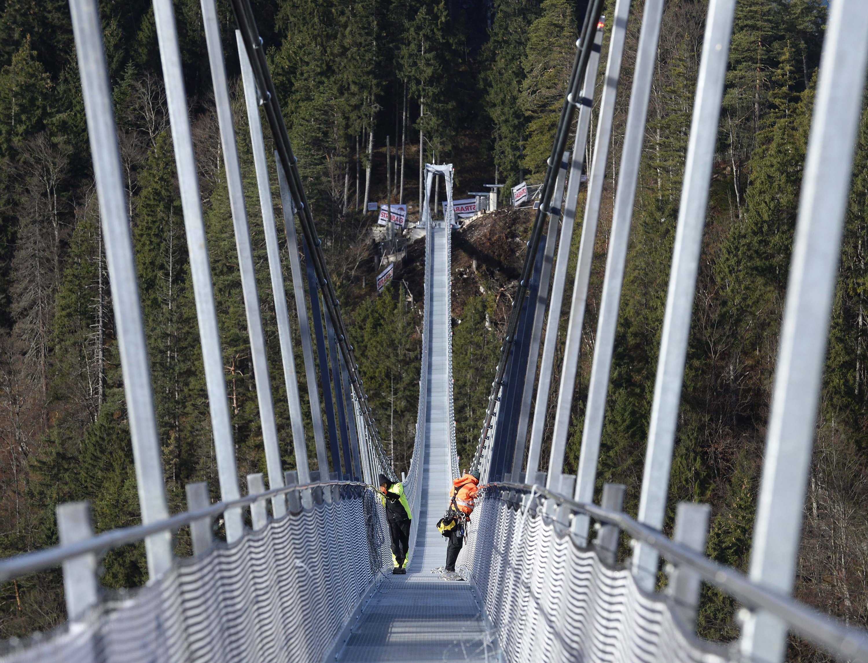 Die neue Hängebrücke higline179 in der Nähe von Reutte spannt sich 406 Meter über das Tal.