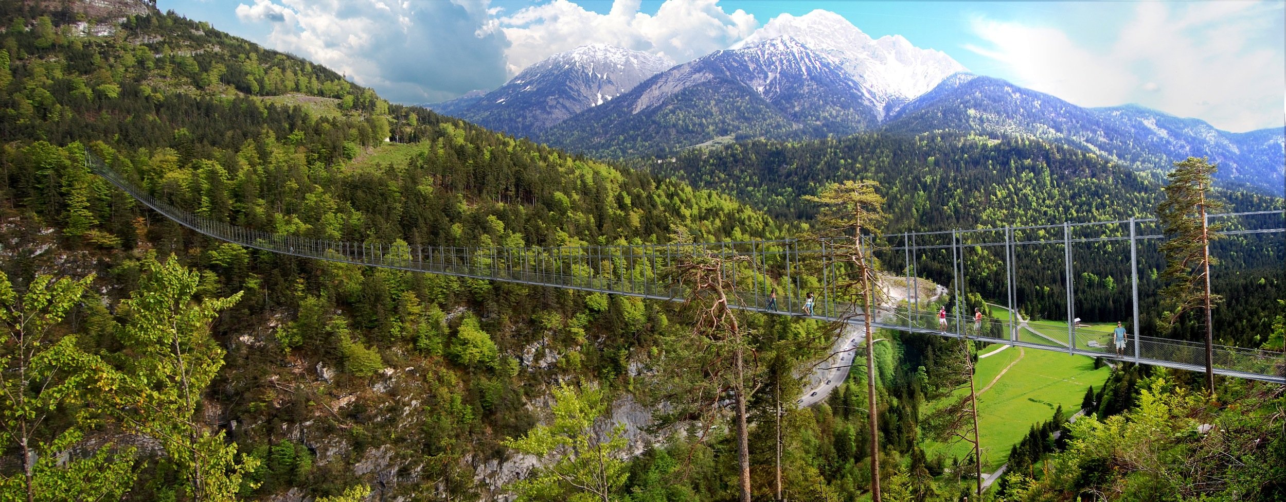 Die 406 Meter lange Hängeseilbrücke von Reutte vor dem Alpenpanorama: Darunter schlängelt sich im Hang der Fernpass durch.