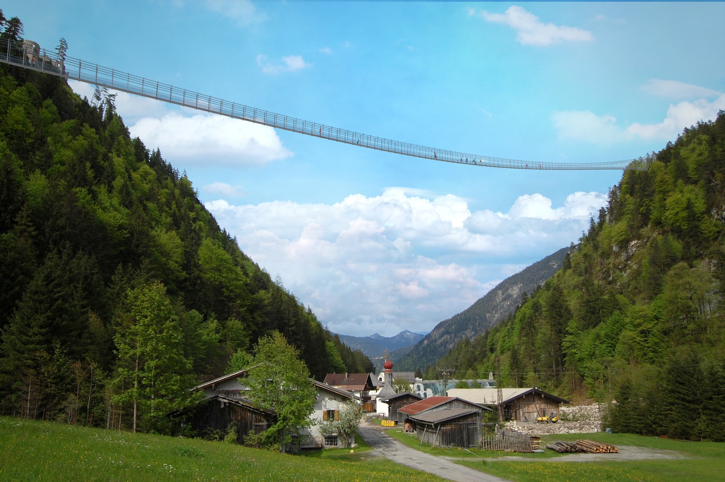 Bis zu 114 Meter hoch über dem Talgrund spannt sich die neue Hängeseilbrücke von Reutte in Tirol.