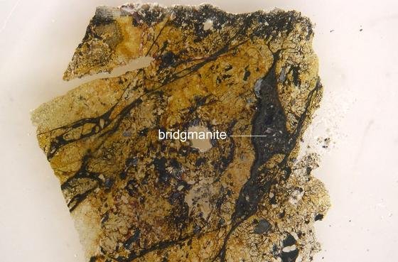 So sieht es aus, das erstmals genau bestimmte Mineral Bridgmanit: Rechts die dunkle Ader in dem 4,5 Milliarden Jahre alten Gesteinsbrocken des in Australien eingeschlagenen Meteoriten Tenham enthält ein Mineral, das 38 Prozent der Erdmasse bildet. 