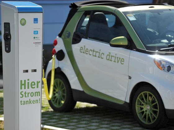 Bislang rollen nur 24.000 E-Autos auf deutschen Straßen. Laut Plan der Bundesregierung sollten es schon 100.000 sein. Der Staat müsse nun die Kaufanreize verstärken, fordert die Nationale Plattform Elektromobilität. 