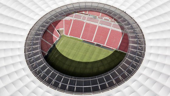 Dachkkonstruktion des Nationalstadions in Brasilia: Der Bayer-Konzern hat Dachplatten aus Makrolon entwickelt, die nicht nur besonders leicht sind, sondern auch so viel Licht durchlassen, dass der Rasen ohne künstliche Hilfsmittel wachsen kann.