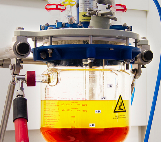 In der Biodiesel-Produktion entsteht Glycerin (dunkle Phase) als Nebenprodukt. Nur ein kleiner Teil lässt sich zu Seife und Frostschutzmittel verarbeiten, der Großteil ist schwer entsorgbarer Abfall. 