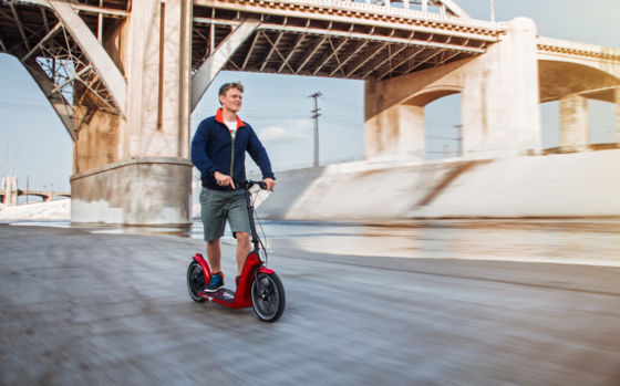 Wenn auf den Straßen nichts mehr geht, hilft der Citysurfer weiter: Mit 25 km/h können Staugeplagte an den Blechlawinen vorbeirollen. 