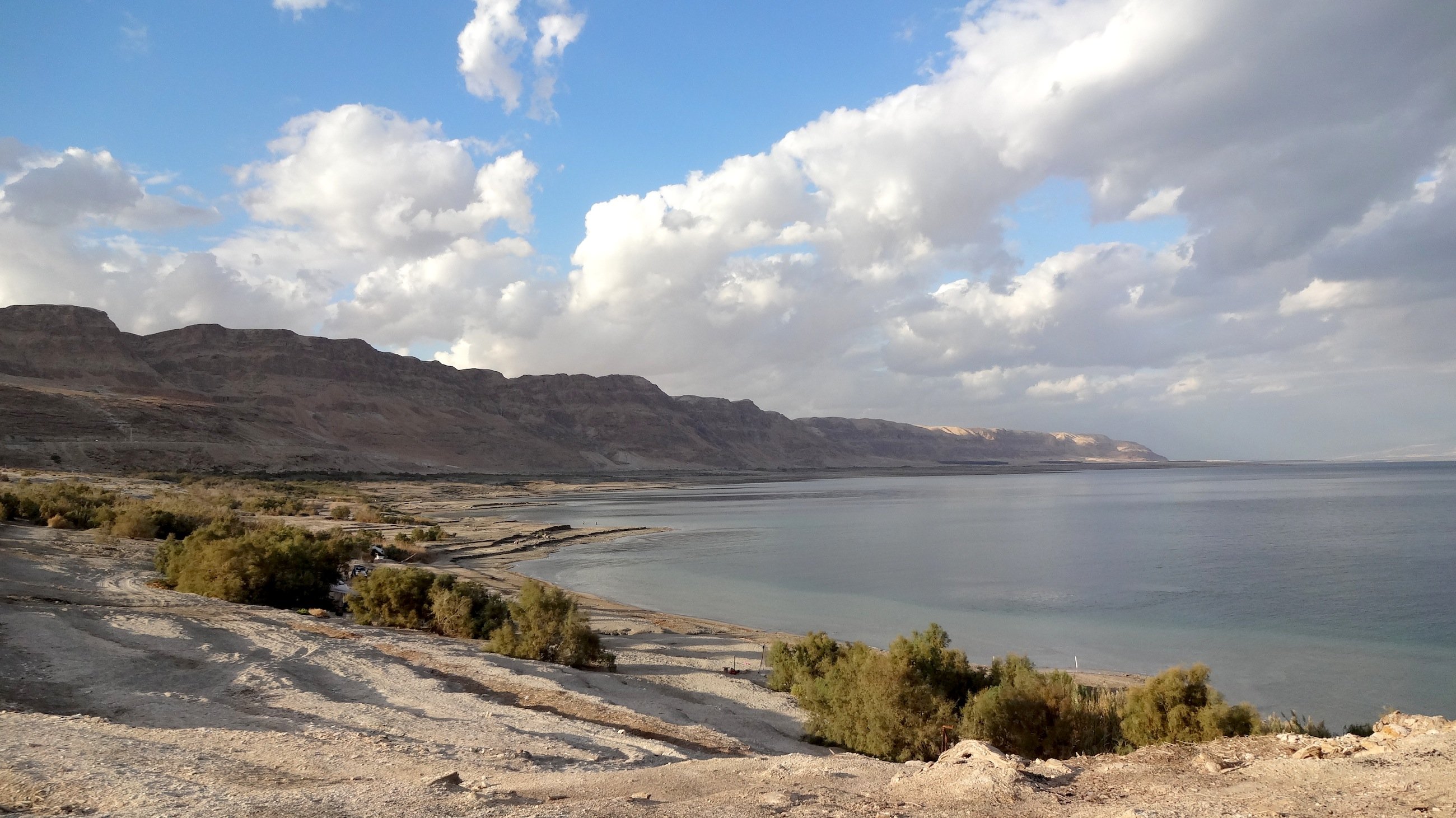 Blick auf das Tote Meer in der Nähe von En Gedi mit dem Judäischen Gebirge im Westjordanland.