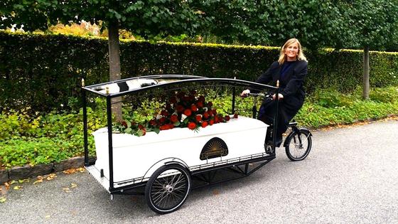 Ein Lastenrad, mit dem man einen Sarg transportieren kann, hat die dänische Bestatterin Sille Kongstad in Kopenhagen entwickelt.