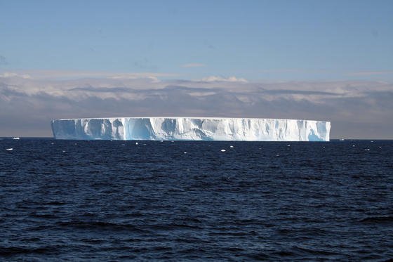 Abgebrochener und schmelzender Eisberg in der Antarktis: Die höheren Wassertemperaturen auf dem Schelf könnten die Gletscherschmelze von unten beschleunigen, sodass die Eismassen schneller Richtung Meer rutschen. Foto: 