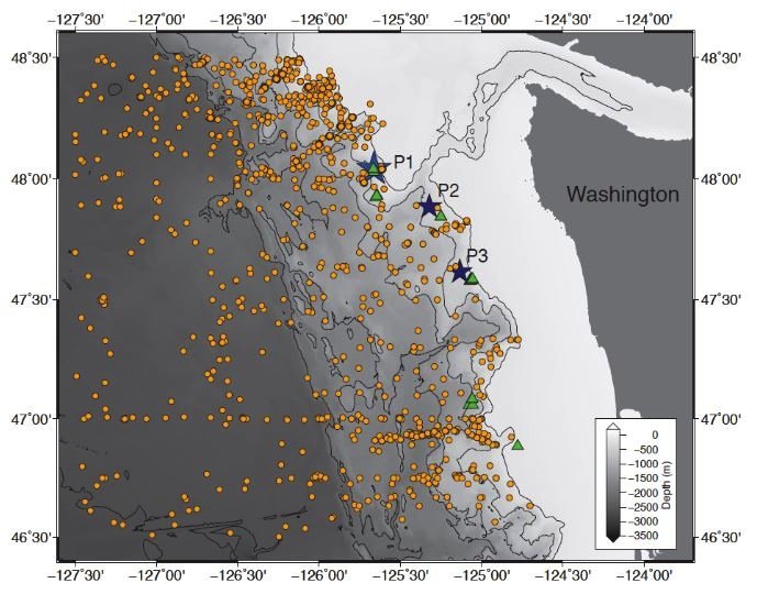 Die gelben Punkte zeigen die Temperaturmessungen im Ozean vor der Küste Washingtons von 1970 bis 2013. Die grünen Dreiecke kennzeichnen die Plätze, wo Wissenschaftler und Fischer aufsteigende Blasensäulen gesehen haven. Die Sterne sind dort, wo die Forscher weitere Messungen durchgeführt haben, um zu überprüfen, ob aufsteigendes Methan und wärmeres Wasser zusammenhängen. 