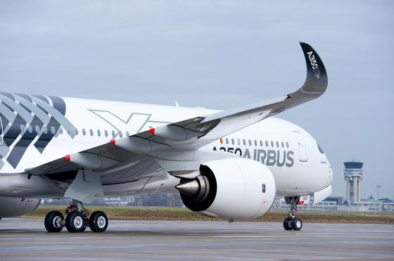 Airbus A350 XWB mit gebogenen Flügelspitzen: Jetzt arbeiten Fraunhofer-Forscher an Landeklappen und Flügelspitzen, die noch weniger Luftwiderstand erzeugen. Das Ziel ist eine Reduzierung des Kraftstoffverbrauchs um sechs Prozent.