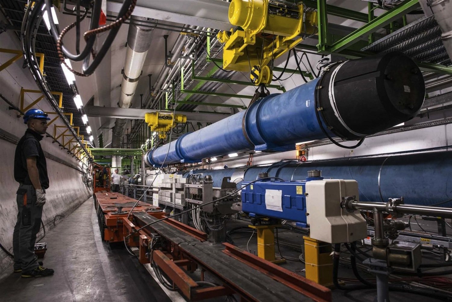 Austausch eines riesigen Magneten im Teilchenbeschleuniger LHC am europäischen Kernforschungszentrum CERN bei Genf. Mit 9300 Magneten und einem Umfang von 26 Kilometern ist LHC derzeit der leistungsstärkste Teilchenbeschleuniger der Welt. 