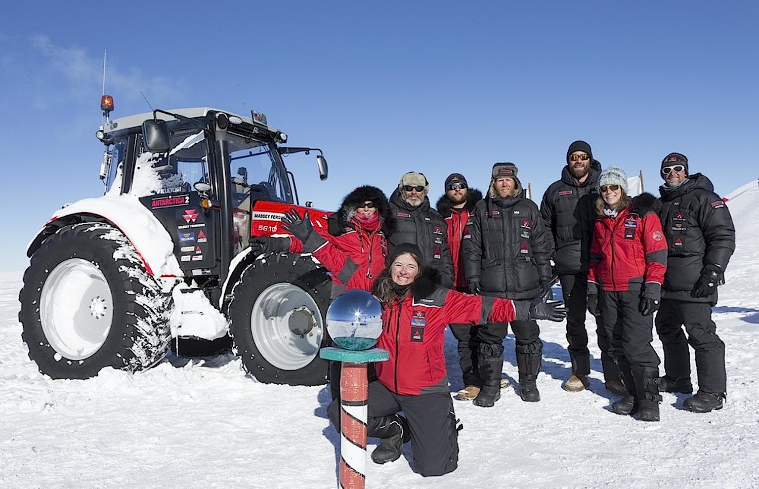Es ist geschafft: Manon Ossevoort hat mit ihrem Traktor MF 5610 den südlichsten Punkt der Erde erreicht. Weihnachten will sie wieder bei ihrer Familie sein. 