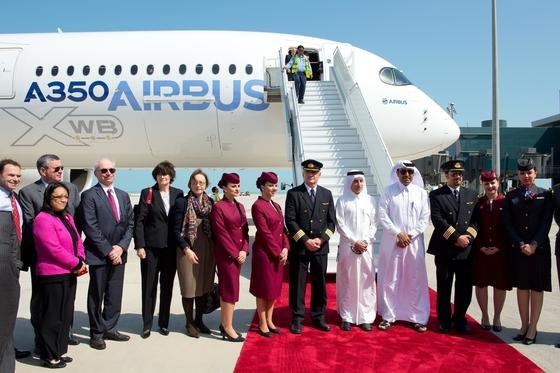 Im Februar 2014 war das Verhältnis von Airbus und Quatar Airways noch in Ordnung: Qatar Airways CEO Akbar Al Baker und Didier Evrard, Chef des A 350 XWB Programms, vor einem Airbus in Doha. Die Fluggesellschaft des Emirats hat 80 Maschinen bestellt und verlangt derzeit von Airbus einen höheren Rabatt.