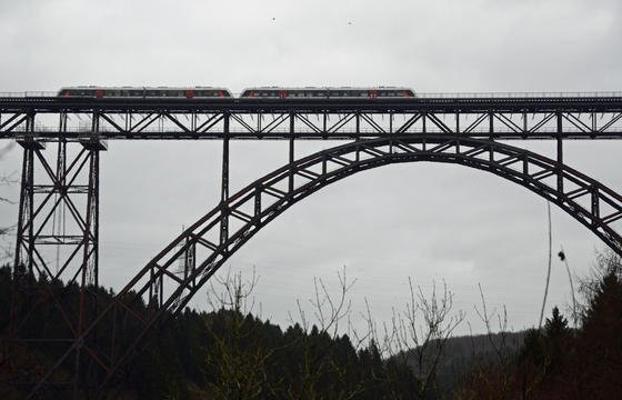 Die 107 Jahre alte Müngstener Brücke, die höchste Eisenbahnbrücke Deutschlands, wurde nach 20-monatiger Renovierung am Sonntag wieder für den Verkehr freigegeben.