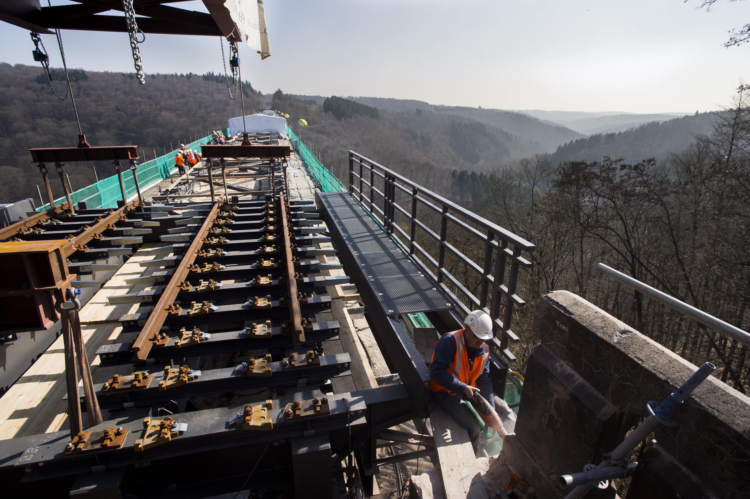 Die Müngstener Brücke erhhielt in den vergangenen 20 Monaten neue Fahrbahnbrücken, die die Schwellen und Schienen tragen. Die Sanierung der Brücke kostete 30 Millionen Euro und war technisch aufwendige Millimeterarbeit in 107 Metern Höhe. Die einzelnen Fahrbahnbrücken wiegen bis zu 22 Tonnen.