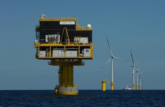 Umspannwerkplattform zur Netzanbindung des ersten deutschen Offshore-Windparks in der Ostsee EnBW Baltic 1.