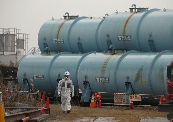 Rund 1000 Stahlzylinder gefüllt mit kontaminiertem Wasser lagern derzeit auf dem Gelände des havarierten Atomkraftswerks in Fukushima.  