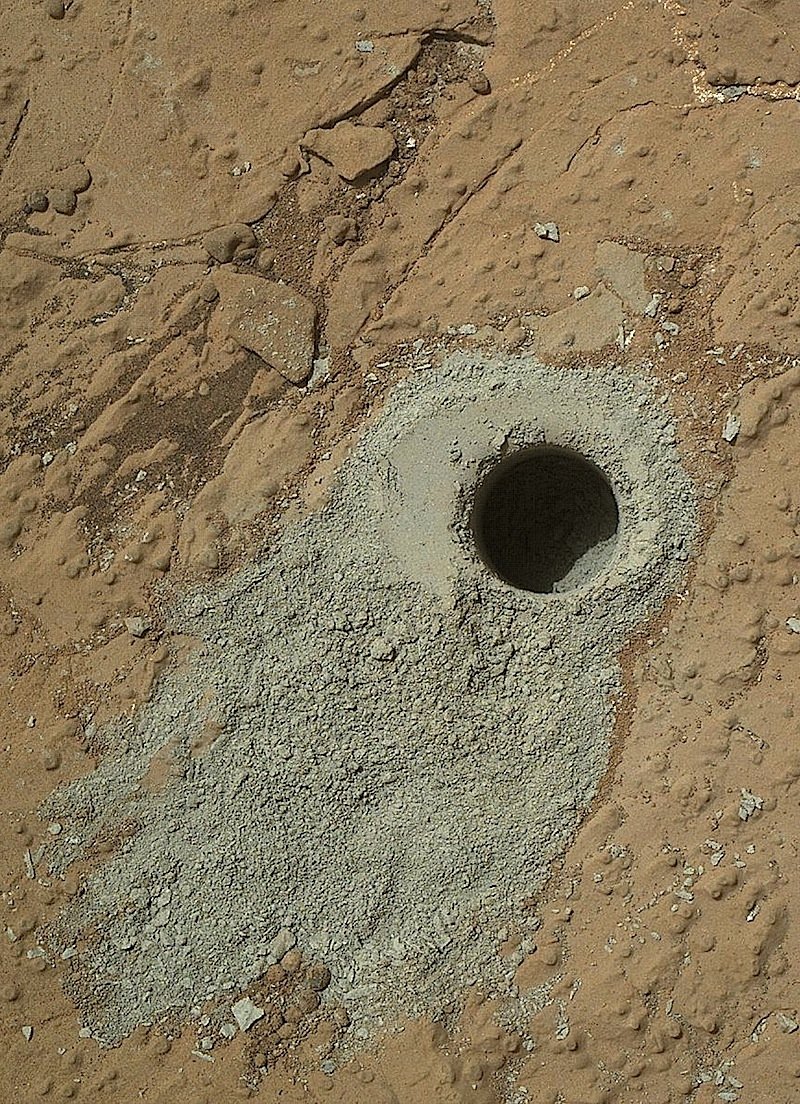 Curiosity bohrte sich in die Gesteinsformation Cumberland und machte eine interessante Entdeckung: Im Bohrstaub befinden sich organische Moleküle, die Kohlen- und Wasserstoff enthalten – die Bausteine des Lebens. 