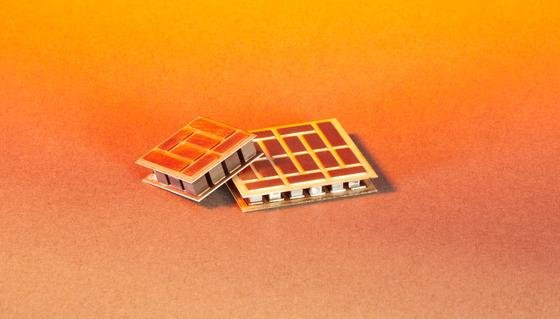 Halb-Heusler-Verbindungen eignen sich besonders gut, um thermoelektrische Module herzustellen. Mit diesen lässt sich aus Abwärme Strom gewinnen. Forschern ist es erstmals gelungen, einen kritischen Effizienz-Wert zu überschreiten und die Metalllegierung im Kilomaßstab herzustellen. 