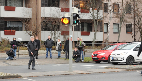 Die Projektpartner haben einen Prototypen der Blindenapp in Braunschweig präsentiert. Das Smartphone kann über WLAN sogar Signale der Ampeln empfangen und bei Grün einen Piepton von sich geben. 