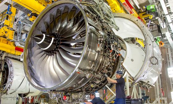 Produktion einer Flugzeugturbine bei Rolls-Royce: Die Ingenieure streben eine saubere Verbrennung an. Denn dann sinken Treibstoffverbrauch und Emission.
Foto: Rolls-Royce