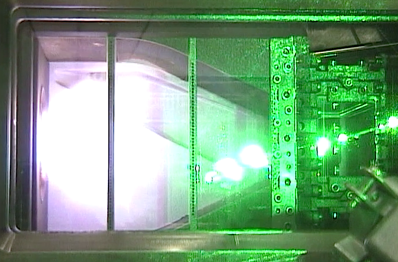 Mit einer experimentellen transparenten Brennkammer testeten die DLR-Forscher das neue Analysewerkzeug. Bei echten Turbinen wird es etwas schwieriger. Sie haben oft 16 Brennkammern, die sich gegenseitig beeinflussen.