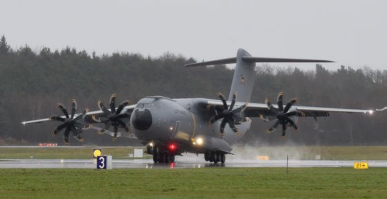 Das erste deutsche Airbus A400M Transportflugzeug der Luftwaffe landete am Freitagnachmittag auf dem Fliegerhorst Wunstorf bei Hannover. Die auch "Atlas" genannten viermotorigen Turboprop-Maschinen lösen die bis zu 46 Jahre alten Transall-Maschinen ab. Insgesamt hat Deutschland 53 Exemplare bestellt.