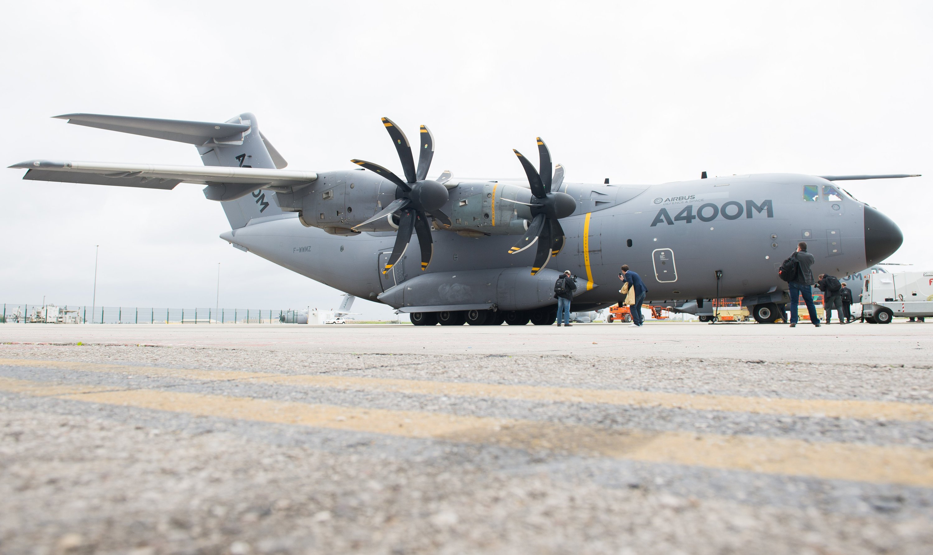 Ein Airbus A400M auf dem Flughafen in Sevilla in Spanien. Im dortigen Airbus-Werk wird der Großraumtransporter produziert. Nach vier Jahren Verspätung erhielt die Luftwaffe jetzt ihrer ersten A400M.