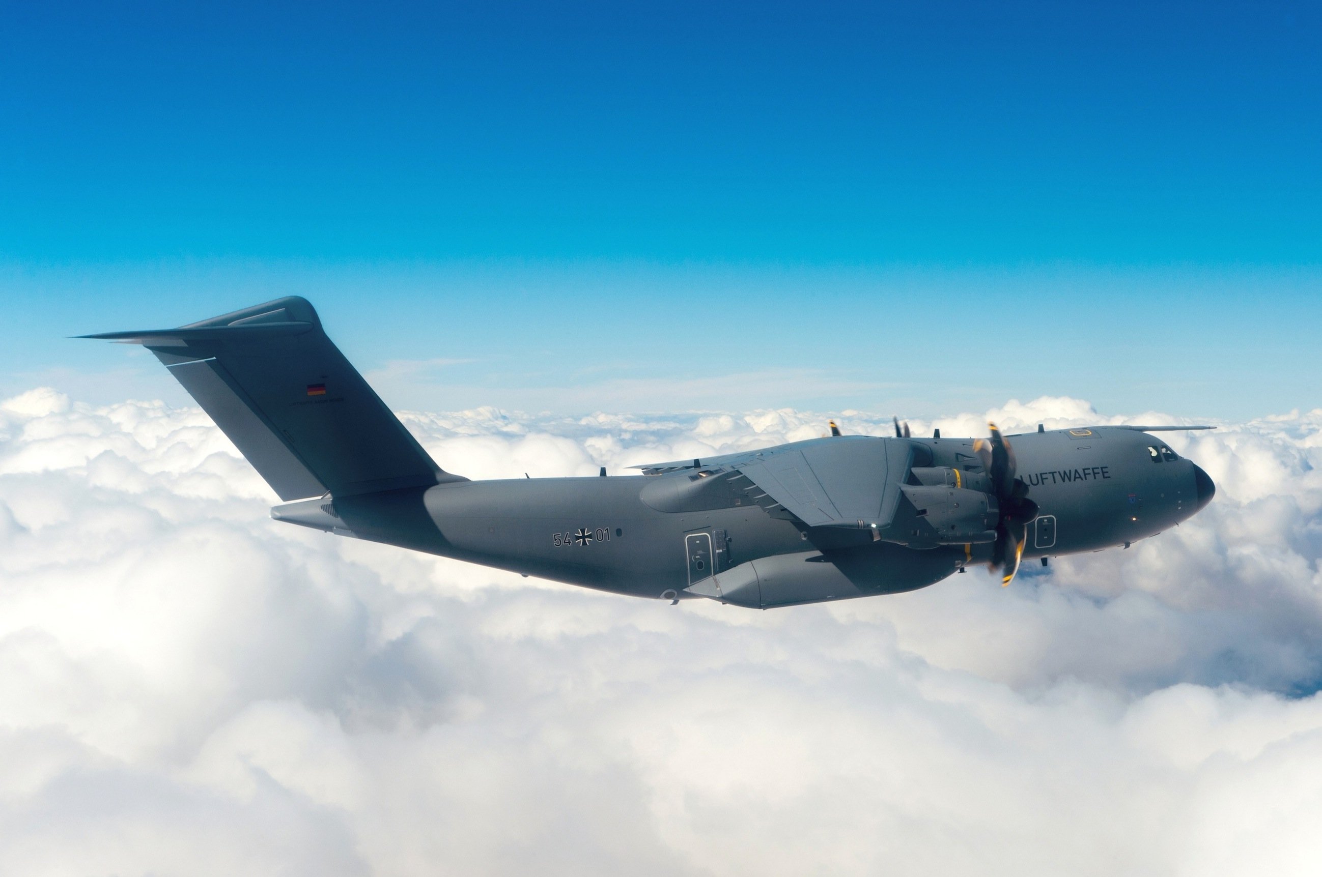 A400M während des Fluges über den Wolken: Dem Militärtransporter fehlen trotz vier Jahren Verzögerung noch viele Eigenschaften. So können während des Fluges keine Truppen abspringen.