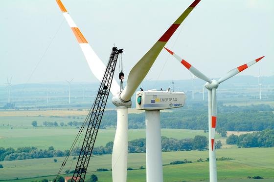 Montage einer Windkraftanlage des Energieunternehmens Enertrag: Die Windkraft war 2014 die wichtigste erneuerbare Energiequelle in Deutschland.