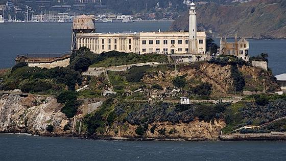 1962 flohen drei Häftlinge mit einem improvisierten Boot von Alcatraz. Bis heute bleibt es ein Rätsel, ob sie den Ausflug in die eiskalten Fluten überlebt haben. 