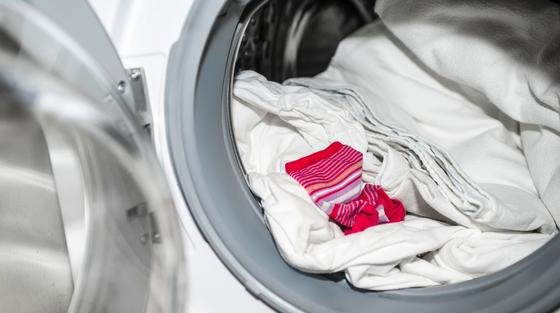 Der Farbsensor von E.G.O. findet bunte Socken in weißer Wäsche und schützt damit vor Verfärbungen.