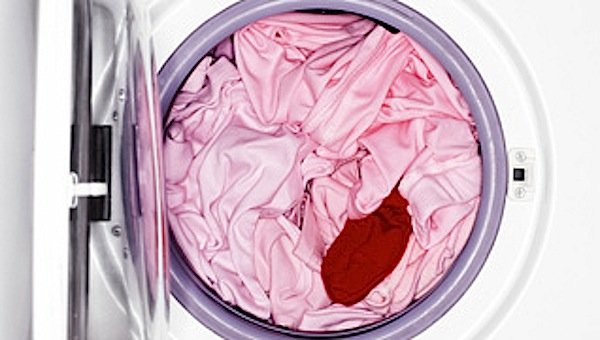 Ein typisches Malheur beim Waschen: Ein roter Socken hat sich heimtückisch zwischen die weiße Wäsche gemogelt. Das Ergebnis: rosa Wäsche. 