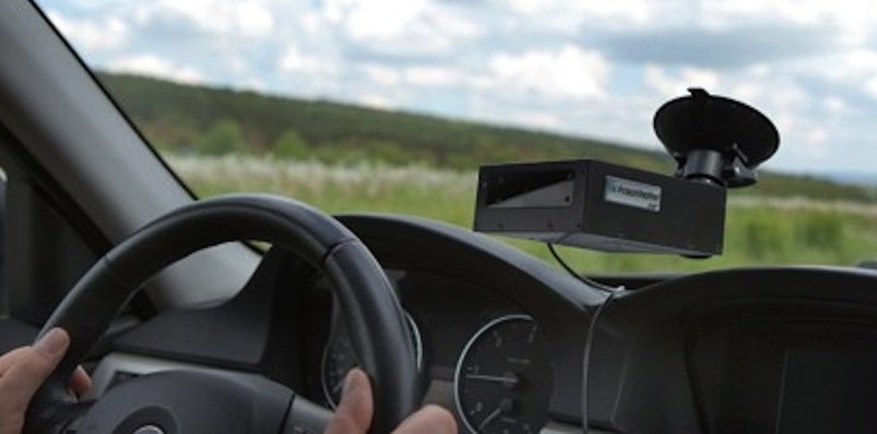 Der Micro-Sleep-Alerter lässt sich wie ein Navigationssystem an der Windschutzscheibe befestigen. Eine Nachrüstung am Auto selbst soll laut Fraunhofer nicht nötig sein. Derzeit präsentieren die Forscher das Gerät auf der Fachmesse SafetyExpo in Aschaffenburg. 