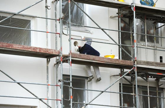 Malerarbeiten an einer Fassade im bayerischen Straubing: Farben mit Nanomaterialien bieten bessere Produkteigenschaften. Sie sind wasserabweisend, bleichen nicht so schnell aus und wehren zum Beispiel Schimmel besser ab. Jetzt haben Forscher die Wirkung der Nanofarben auf Mensch und Umwelt untersucht und geben vorsichtig Entwarnung.