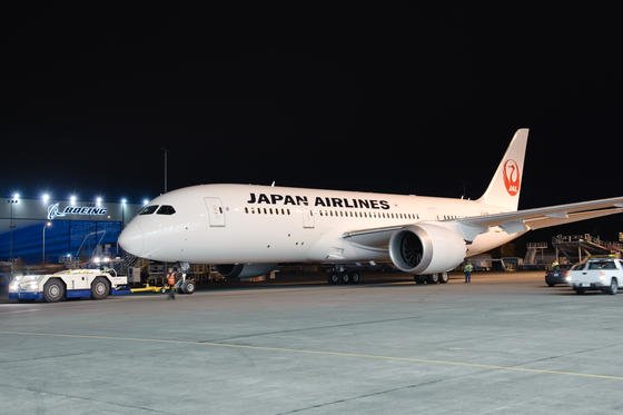 Boeing 787 Dreamliner der Japan Airlines: Kurz vor dem Flug nach Bangkok überhitzte einer von acht Akkus und lief aus. Damit setzt sich die Pannenserie mit den neuen Lithium-Ionen-Akkus an Bord des Dreamliners fort.