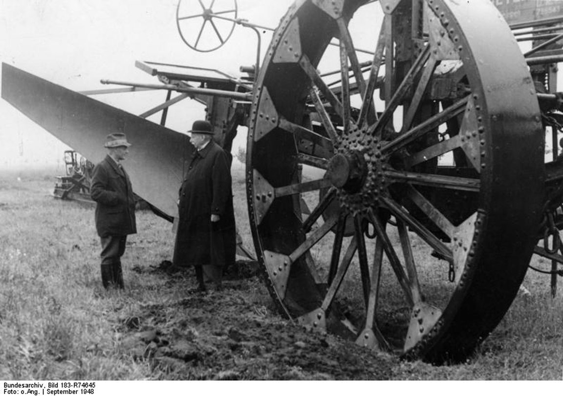 Tiefpflug aus dem Jahr 1948, den Wilhelm Ottomeyer aus Alexisdorf im Emsland konstruiert hat. Dieser Pflug konnte den Erdboden bis zu einer Tiefe von 1,20 m umpflügen und diente der Moorkultivierung im Emsland.